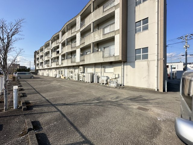 アトラクトイーエムの駐車場