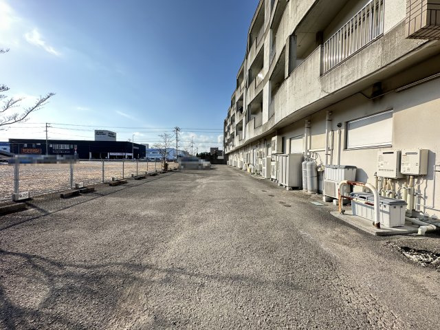 アトラクトイーエムの駐車場