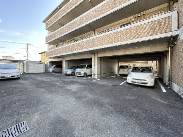 アバンギャルド・プランドールの駐車場