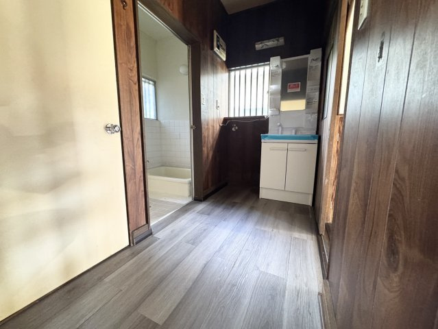 リノベしたリーズナブルな戸建♪何不自由ない立地♪宇都宮市駒生町の洋室|明るい洋室です