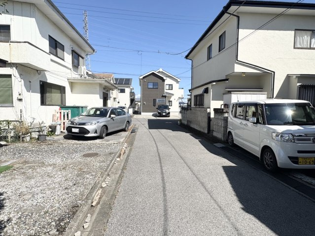 リノベしたリーズナブルな戸建♪何不自由ない立地♪宇都宮市駒生町の前面道路含む現地写真|前面道路含む現地写真です