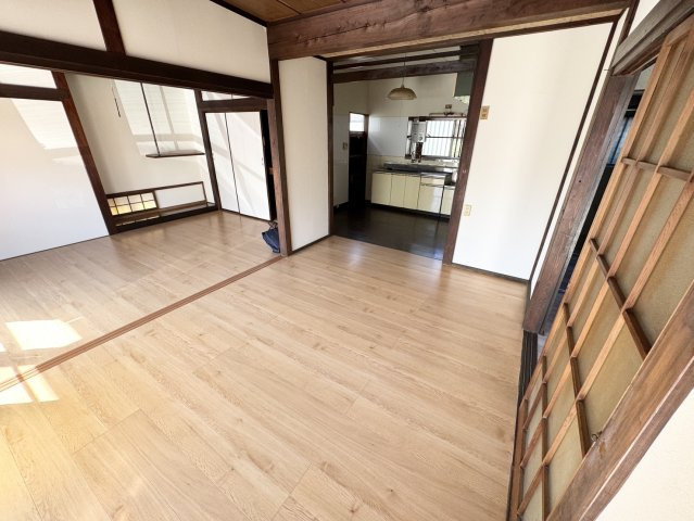 リノベしたリーズナブルな戸建♪何不自由ない立地♪宇都宮市駒生町の洋室|明るい洋室です