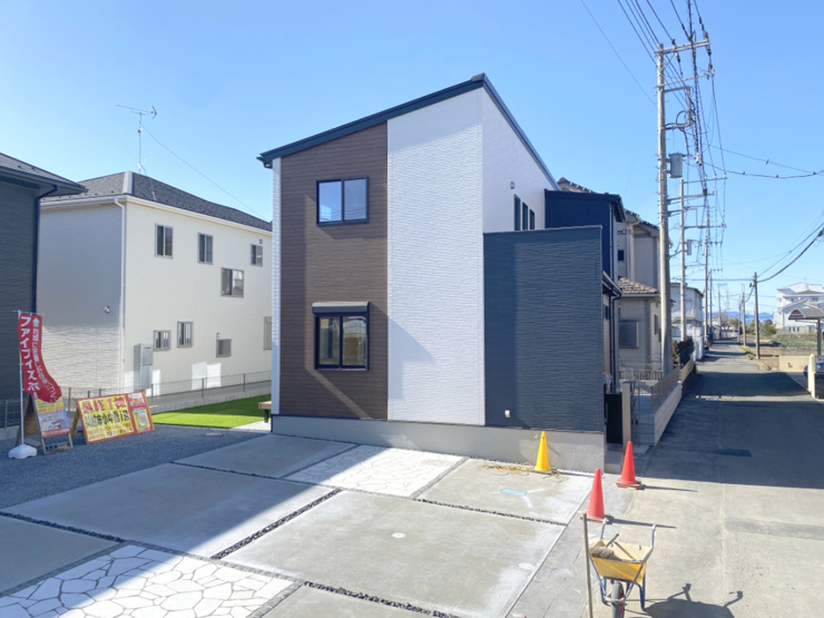 【配置図】カースペース並列4台分ございます(車種による)。