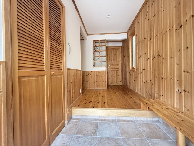 神戸市垂水区舞多聞東1丁目戸建の玄関|住まう人も来客も入った時にワクワクさせてくれるオシャレな玄関。収納もたっぷりあるので、靴がたくさんあっても安心！