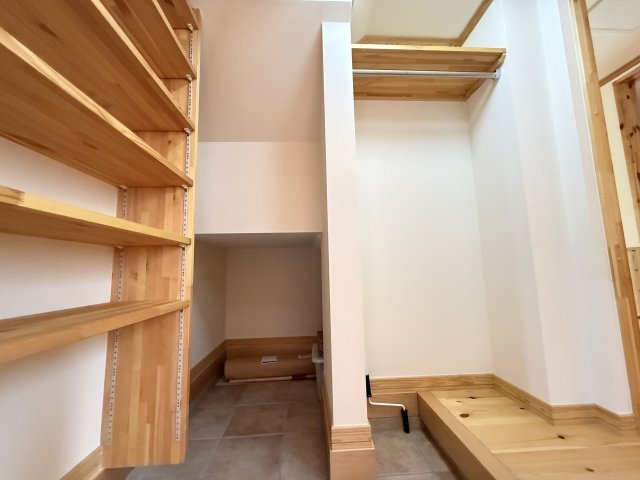 神戸市垂水区舞多聞東1丁目戸建のその他|玄関にシューズクローゼットを設けているため、玄関周りをスッキリ片付けることができ靴の収納には困りません。