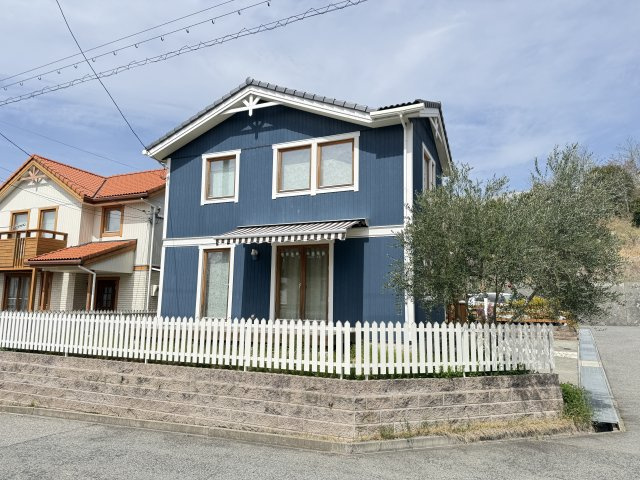 神戸市垂水区舞多聞東1丁目戸建の外観|周辺には商業施設・教育施設・病院・公園も充実しており、子育てしやすい住環境となっております。