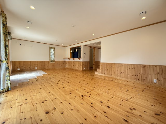 神戸市垂水区舞多聞東1丁目戸建の居間・リビング|広々としたリビング。家族そろって快適な時間をお過ごしください！