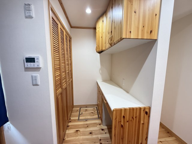 神戸市垂水区舞多聞東1丁目戸建のキッチン|収納棚付きで調理器具や食器もスッキリ収納できます！