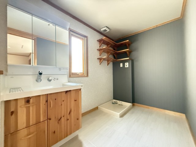 神戸市垂水区舞多聞東1丁目戸建の脱衣所|衣服の着脱が楽にできる広さの脱衣所です♪