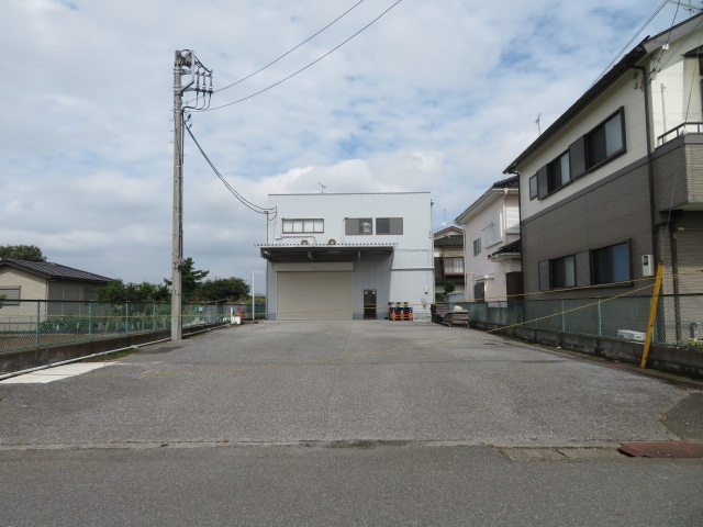 越谷市大字向畑の倉庫の外観