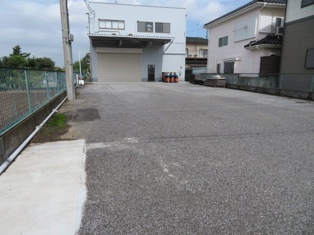 越谷市大字向畑の倉庫の周辺