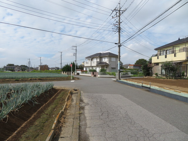 越谷市大字向畑の倉庫の周辺