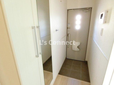 【玄関】 | グランジェール・ベルノ | 背の高い下駄箱には鏡付きで身だしなみチェック。