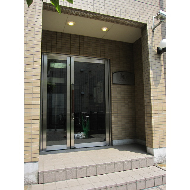 プレール明大前のエントランス