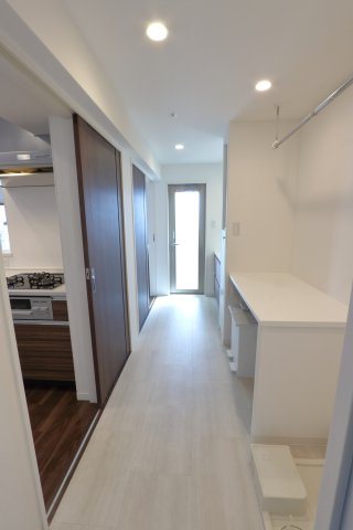 アルファステイツ西町の居間・リビング|ママ楽ランドリー採用(洗濯・物干し・アイロンかけ作業が一箇所でできるカウンター付きランドリースペース)