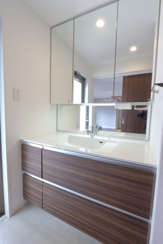 アルファステイツ西町のその他|3面鏡の裏には小物を収納できるスペースがあり便利です！