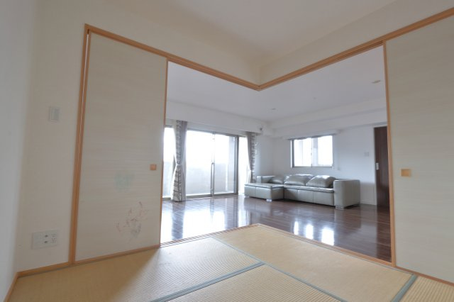 アルファステイツ西町のその他|リビング横にある和室の扉を開ければ更に解放感ある空間になります！