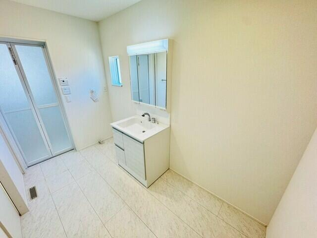 リナージュ野木友沼第１期　新築一戸建てのトイレ|【5号棟】手摺物干し完備