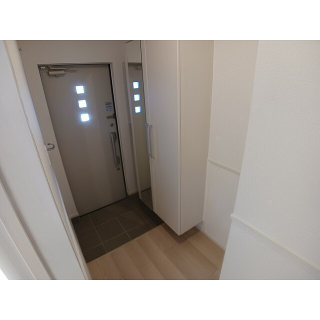 岐阜市岩栄町１丁目のアパートの玄関