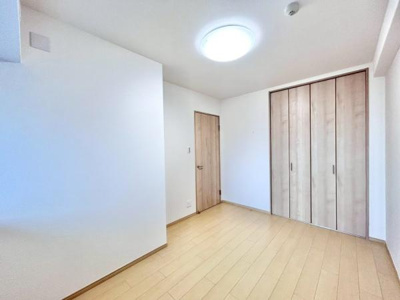 【寝室】 | ライオンズマンション上野芝ガーデンシティ | 全居室には収納を完備！普段使いのお洋服や小物はもちろん、季節物のお洋服などもしっかりと整理整頓おしまい頂けます。居室空間をより広く隅々までお使いいただけますね♪