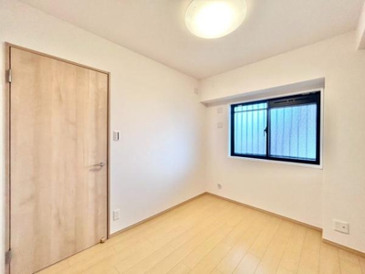 【子供部屋】 | ライオンズマンション上野芝ガーデンシティ | 充分な広さと収納機能を備えた部屋はお子様の自発性と成長を促します。お子様の成長を支える、勉強や好きなことに没頭する学びの空間にどうぞ。