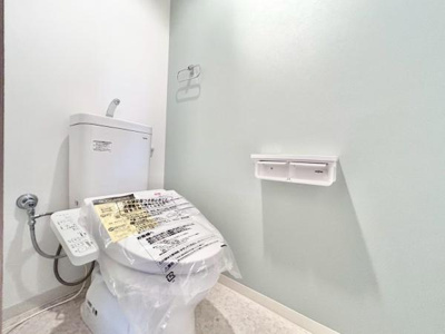 【トイレ】 | ライオンズマンション上野芝ガーデンシティ | 清潔感のある広々トイレです♪
節水型でエコなトイレには、今では当たり前のウォシュレット付き。便座を温める機能付き！