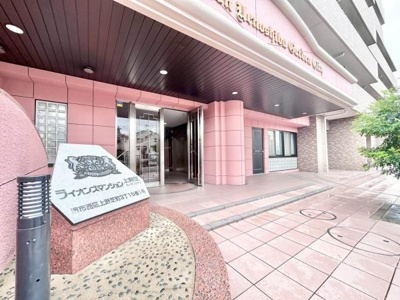 【エントランス】 | ライオンズマンション上野芝ガーデンシティ | 流行に左右されず、将来にわたって価値が継続する「上質」な佇まい。おしゃれな雰囲気や自然の潤い、親しみやすさといった暮らしを豊かにしてくれる住空間です。