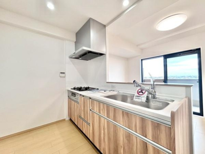 【キッチン】 | ライオンズマンション上野芝ガーデンシティ | 食器洗乾燥機付きで家族の食器もピカピカ。後片付けもラクラクこなせて、日々の生活には欠かせない便利設備。環境にもママの手にも優しいのがうれしいですね。