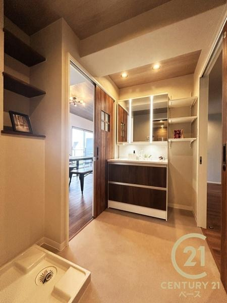 コージースクエア大和八木の独立洗面台|三面鏡タイプのミラーキャビネット！収納スペースも豊富です！