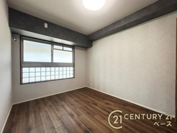 コージースクエア大和八木の洋室|広々とした洋室約６.４帖です！