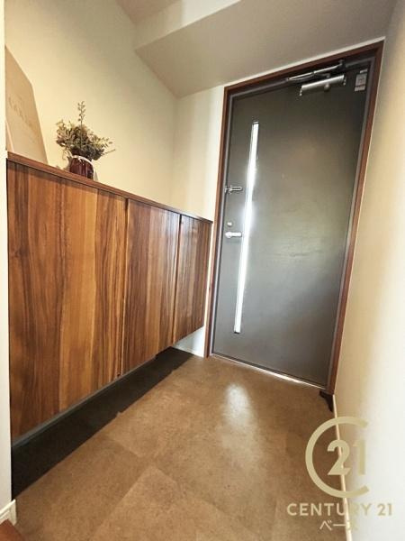 コージースクエア大和八木の玄関|玄関には大容量シューズボックス完備！