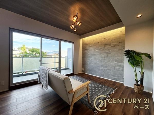 コージースクエア大和八木の居間・リビング|クロスがアクセントのオシャレなリビングルーム！