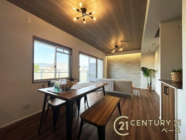 コージースクエア大和八木の居間・リビング|大きな窓から柔らかい光が射し込みます！