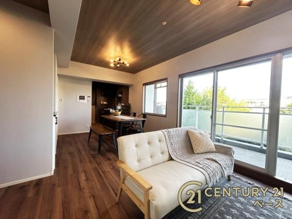 コージースクエア大和八木の居間・リビング|暖かみあるウッド調の広々としたリビングです！