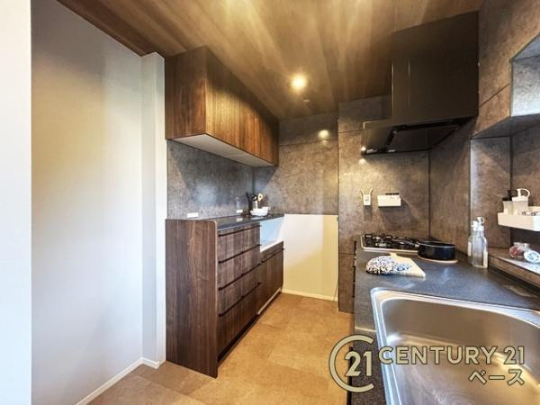 コージースクエア大和八木のキッチン|キッチン背面には便利なキャビネット収納を設置！
