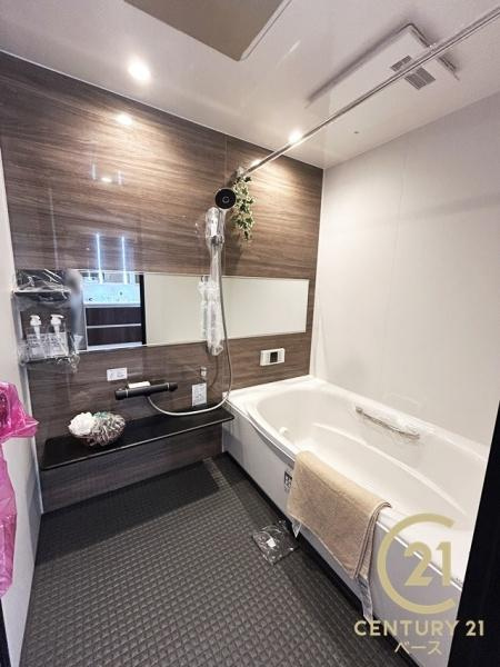 コージースクエア大和八木の浴室|黒色をベースとしたタイルを使用！高級感のある雰囲気で気持ちをリフレッシュすることができます！