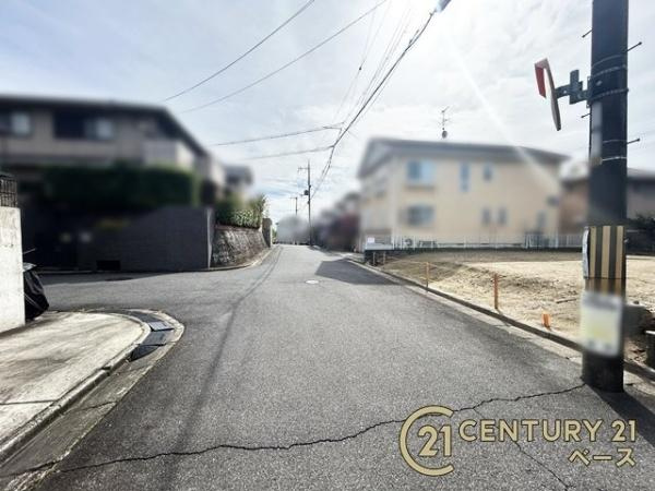 生駒郡斑鳩町龍田西３丁目の売地の前面道路含む現地写真|前面道路約６ｍでお車の出し入れも楽々！