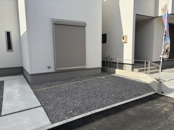 岡崎第255下和田町　全3棟・2号棟の庭|ウッドデッキやBBQ。想像が膨らむお庭