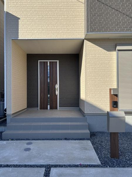 碧南市春日町第2　全3棟・2号棟の玄関|訪れる人を心地よく迎え入れます。