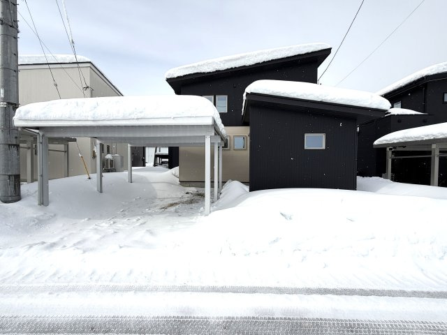 【築浅】上越市大貫四丁目　中古住宅【商談中】の外観|建物外観・カーポート