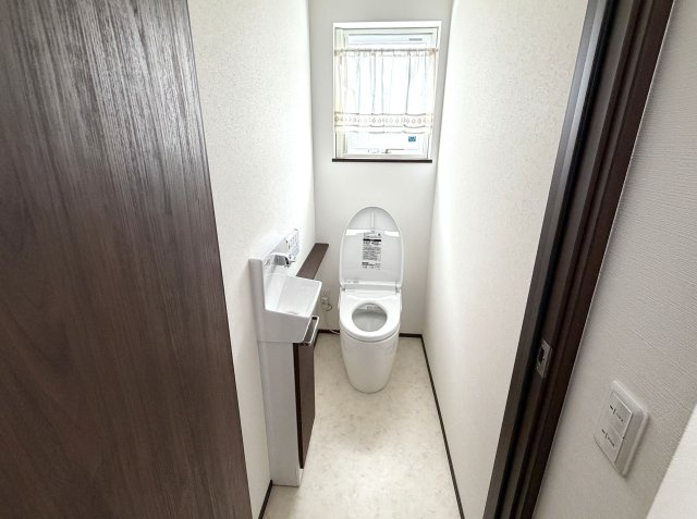 【築浅】上越市大貫四丁目　中古住宅のトイレ|1Fトイレ
