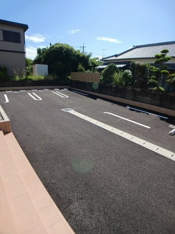 グラン　ルミエール　Ⅱの駐車場