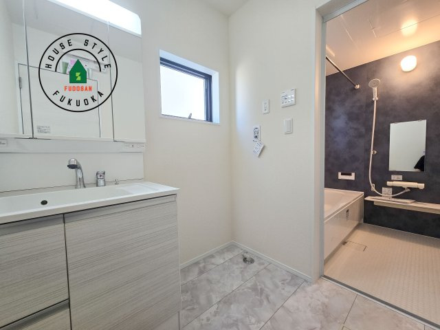 福岡市東区若宮4丁目第2-5棟（3号棟）の脱衣所|ゆとりの洗面スペースで朝の身支度もスムーズに。暮らしを快適に変えるシャワー付洗面台です！