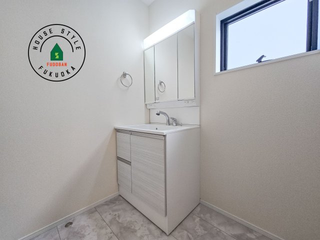 福岡市東区若宮4丁目第2-5棟（3号棟）の独立洗面台|毎日使うものだから清潔な空間を保ちたい水回り。洗面にはそんな願いを解消させてくれる収納アイデアが満載です。三面鏡の裏側にはキャビネットが現れ小物から背の高い物まで収納できます。