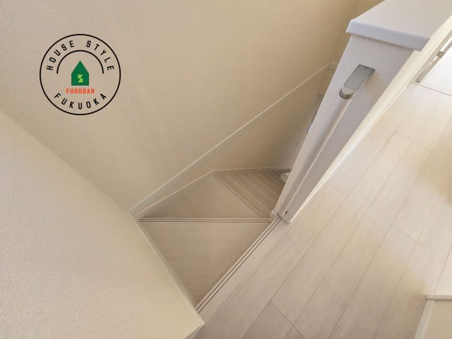 福岡市東区若宮4丁目第2-5棟（3号棟）の内装|＜手すり付階段＞手すりがないと階段の昇り降りで危険なことはもちろん、壁に手をつきながら歩くことで壁紙が汚れやすくなります。すべての方に快適に昇り降りしていただくため、手すりを設置しました。