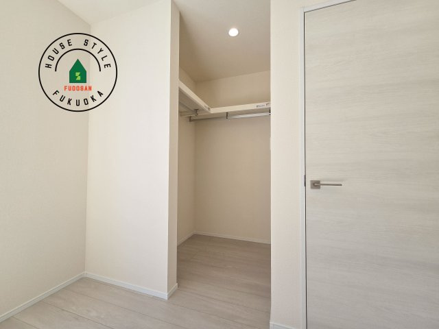 福岡市東区若宮4丁目第2-5棟（3号棟）の収納|洋服や大きな荷物が多い方や人数の多いご家族などは、一般的なクローゼットよりもウォークインクローゼットのほうが使い勝手が良いです。