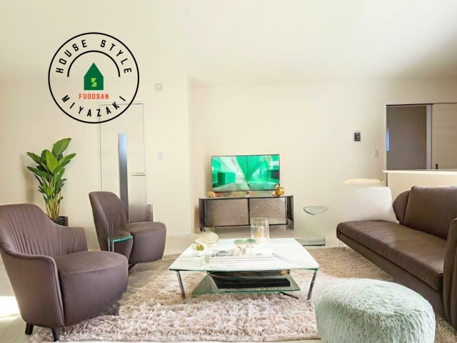 福岡市東区若宮4丁目第2-5棟（3号棟）の居間・リビング|明るく開放的なリビングダイニングは豊かな陽光が注ぎ込み、やすらぎの空間を演出してくれます。ご家族で楽しいひとときをお過ごし下さい。※家具はCGを合成したものです。