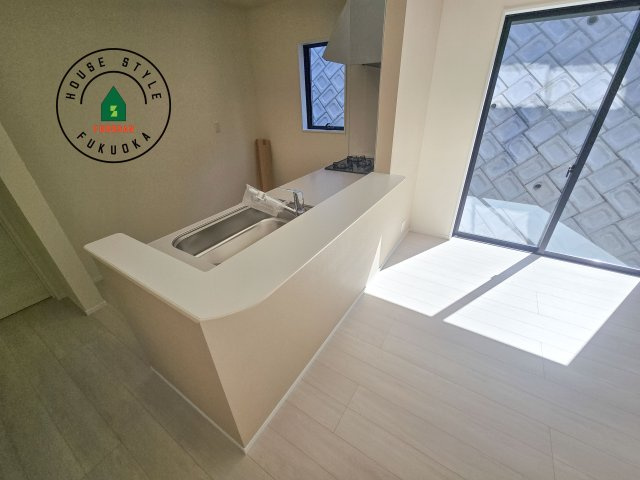 福岡市東区若宮4丁目第2-5棟（3号棟）のダイニング|キッチンから立ち込める香りが今日の料理を期待させます。