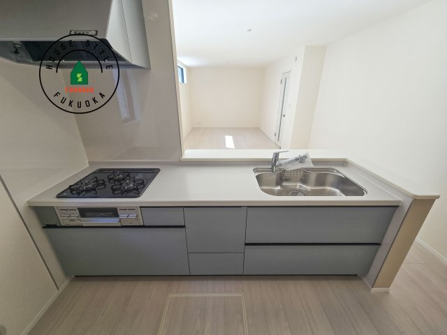 福岡市東区若宮4丁目第2-5棟（3号棟）のキッチン|ご家族を近くに感じられる対面キッチンのLDK。会話もはずみそうですね。