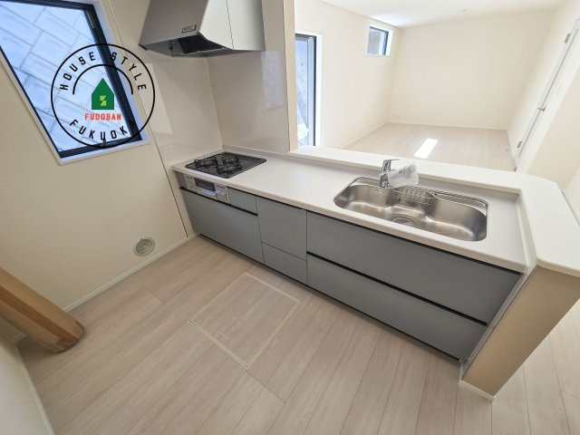 福岡市東区若宮4丁目第2-5棟（3号棟）のキッチン|ダイニングテーブルへの配膳がラクラク、お料理はかどるカウンター付きシステムキッチン！